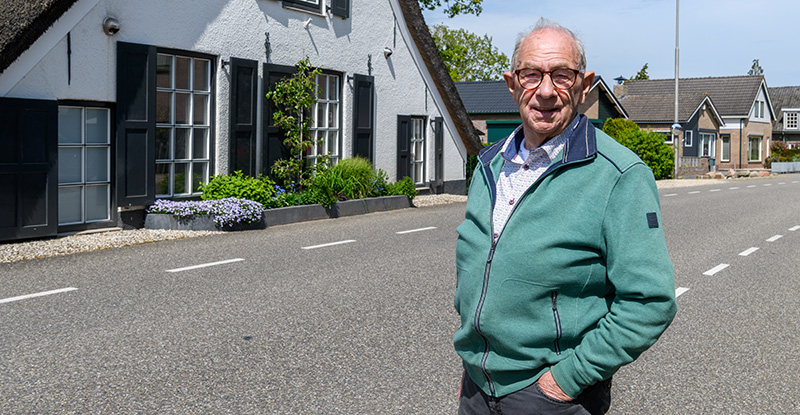 Jan Blokland bij zijn ouderlijk huis aan de Bazeldijk